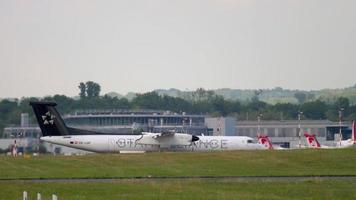 dusseldorf, alemanha, 22 de julho de 2017 - austrian airlines bombardier dash 8 q400 oe lgp na pintura da aliança estrela taxiando após o pouso. aeroporto de dusseldorf, alemanha video