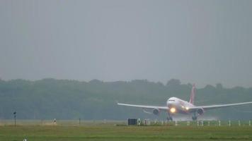 Düsseldorf, Tyskland 24 juli 2017 - air berlin airbus 330 d alpf närmar sig innan landning vid regn. Düsseldorf flygplats, Tyskland video