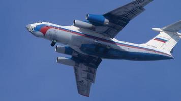 Novosibirsk, Russia marzo 29, 2020 - cargo aereo rosgvardia I l 76 RA 76804 si avvicina al di sopra di novosibirsk prima atterraggio nel tolmachevo aeroporto video