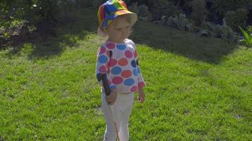 niña sosteniendo una raqueta de bádminton en el césped video