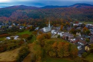 panorama de stowe en otoño con follaje colorido e iglesia comunitaria en vermont. foto