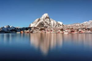 invierno en reine, islas lofoten, noruega. foto