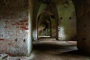 antiguas bodegas de la fortaleza en daugavpils foto