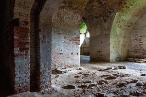 antiguas bodegas de la fortaleza en daugavpils foto