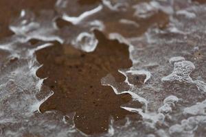 patrones de hielo en hielo delgado foto