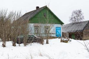 paisaje de pueblo rural letón en latgale en invierno foto