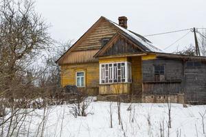 paisaje de pueblo rural letón en latgale en invierno foto