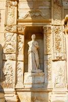 biblioteca de celsus en la antigua ciudad de efeso, turquía. efeso es un sitio del patrimonio mundial de la unesco. foto