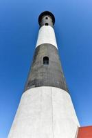 el faro de fire island es un hito visible en la gran bahía sur, en el sur del condado de suffolk, nueva york, en el extremo occidental de fire island, una isla de barrera frente a la costa sur de long island. foto