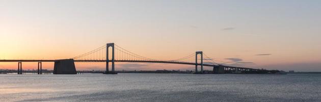 puesta de sol sobre el puente long island sound y throgs neck en la ciudad de nueva york. foto