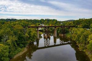 vista aérea del puente csx - catskill creek en catskill, nueva york. foto