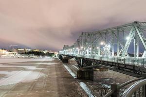 puente alexandra en la noche que conecta quebec y ontario, gatineau y ottawa en canadá. foto