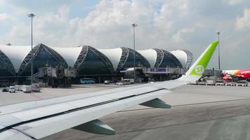 bangkok, tailandia, 14 de noviembre de 2018 - aviones en la plataforma del aeropuerto de subvarnabhumi, vista desde el avión de rodaje video