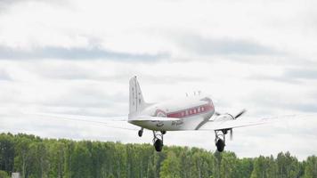 novosibirsk, fédération de russie 5 août 2018 - avion vintage douglas dc 3 décolle de l'aérodrome herbeux vert video