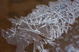 patrones de hielo en hielo delgado foto