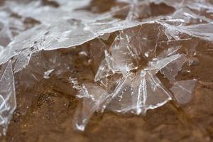 patrones de hielo en hielo delgado foto