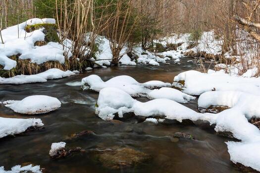 un pequeño río de bosque rocoso en invierno foto