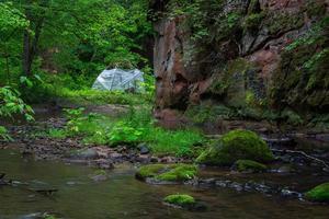 un pequeño río de bosque rocoso en verano foto