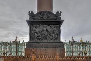 columna de alejandro en la plaza del palacio frente al edificio del personal general, san petersberg, rusia. foto