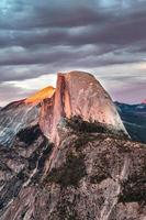 punto del glaciar, un mirador con una vista imponente del valle de yosemite, la mitad del domo, las cataratas de yosemite y las tierras altas de yosemite. foto