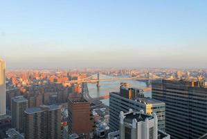 vista aérea del río este de la ciudad de nueva york desde el distrito financiero. foto