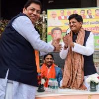 nueva delhi, india - 27 de noviembre de 2022 - ministro del gabinete piyush goyal y miembro central del partido bharatiya janata bjp durante una manifestación en apoyo del candidato bjp antes de las elecciones del organismo local mcd 2022 foto