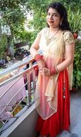hermosa mujer vestida como tradición india con diseño de henna mehndi en ambas manos para celebrar el gran festival de karwa chauth, celebraciones de karwa chauth de una mujer india para su marido foto