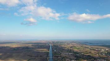 ein atemberaubender Blick aus der Vogelperspektive auf ein Stadtgebiet, durch das ein Fluss fließt video