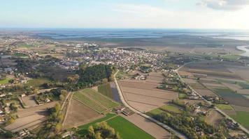 un' sbalorditivo uccelli occhio Visualizza di un urbano la zona con un' fiume in esecuzione attraverso esso video