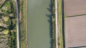 een verbijsterend vogel oog visie van een stedelijk Oppervlakte met een rivier- rennen door het video