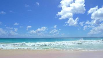 vagues de l'océan sur la plage des seychelles video
