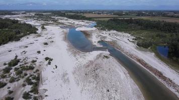 secando rios de tagliamento durante as secas video