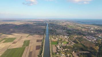 een verbijsterend vogel oog visie van een stedelijk Oppervlakte met een rivier- rennen door het video