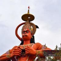 gran estatua de lord hanuman cerca del puente del metro de delhi situado cerca de karol bagh, delhi, india, lord hanuman gran estatua tocando el cielo foto