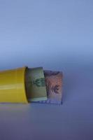 billetes de rupias indonesias. concepto de finanzas, inversión, economía, negocios y éxito. dinero en un vaso amarillo. ahorre su dinero. dinero 10000 20000 rupias foto