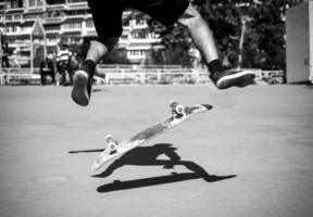 skater hace el truco con un salto en la rampa. skater volando en el aire foto