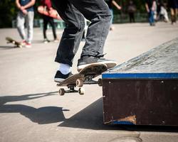 skater hace el truco con un salto en la rampa. skater volando en el aire foto