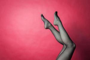 piernas de una joven caucásica con medias negras foto