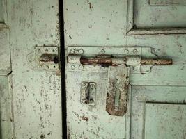 cerradura de puerta de hierro oxidada y vieja