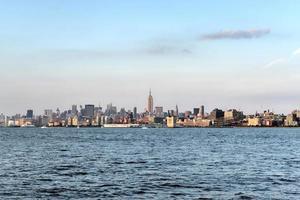 horizonte de nueva york desde la ciudad de jersey, nueva jersey. foto