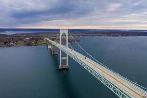 el puente claiborne pell se encuentra entre los puentes colgantes más largos del mundo ubicado en newport, ri, ee.uu. foto