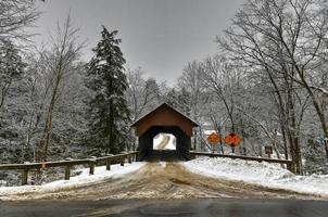 Puente cubierto de Dingleton Hill en Cornish, New Hampshire durante el invierno. foto