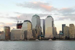 centro financiero mundial desde el río hudson en la ciudad de nueva york. foto