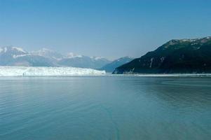 glaciar hubbard ubicado en el este de alaska y parte de yukon, canadá, y lleva el nombre de gardiner hubbard. foto