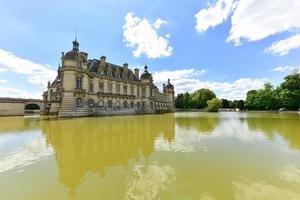 chateau de chantilly, castillo histórico ubicado en la ciudad de chantilly, francia. foto