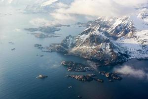 una vista aérea de las montañas cubiertas de nieve de las islas lofoten, noruega en el invierno. foto