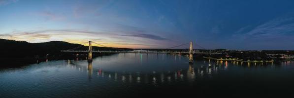 el puente mid hudson que cruza el río hudson cerca de poughkeepsie, nueva york. foto