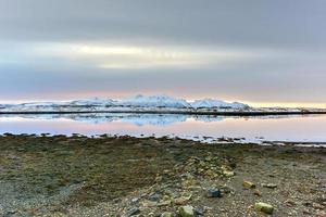 amanecer en hestnesbukta en la isla de vestvagoy en las islas lofoten, noruega en invierno. foto