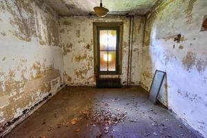 el hospital de inmigrantes abandonado de la isla de ellis. fue el primer hospital de salud pública de los estados unidos, inaugurado en 1902 y funcionando como hospital hasta 1930. foto