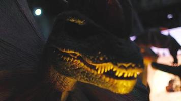 Cerca de dinosaurios irritantes depredadores gigantes con dientes afilados video